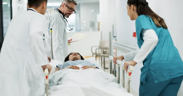 Médicos Pacientes Pessoas Empurram Cama Hospital Consultando Falando Sobre Serviços — Fotografia de Stock