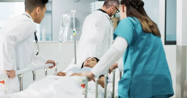 Artsen Patiënten Mensen Duwen Ziekenhuisbed Consultancy Praten Gezondheidszorg Welzijn Chirurgie — Stockfoto
