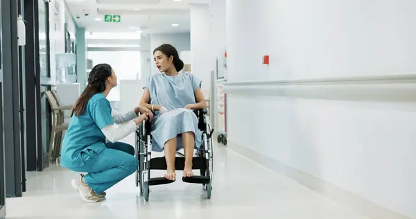 Médico Paciente Cadeira Rodas Pessoas Falando Consultoria Sobre Serviço Saúde — Fotografia de Stock
