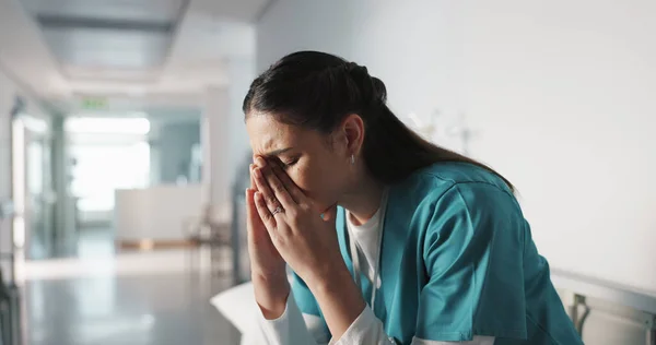 Estresse Tristeza Perda Com Uma Mulher Enfermeira Hospital Após Uma — Fotografia de Stock