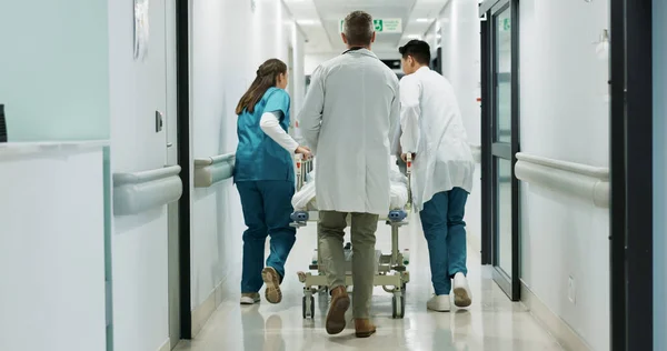 Médicos Pacientes Leito Hospitalar Pessoas Caminham Consultando Falando Sobre Bem — Fotografia de Stock