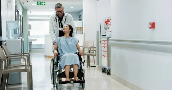 Doutor Feliz Paciente Cadeira Rodas Pessoas Falando Sobre Cuidados Saúde — Fotografia de Stock