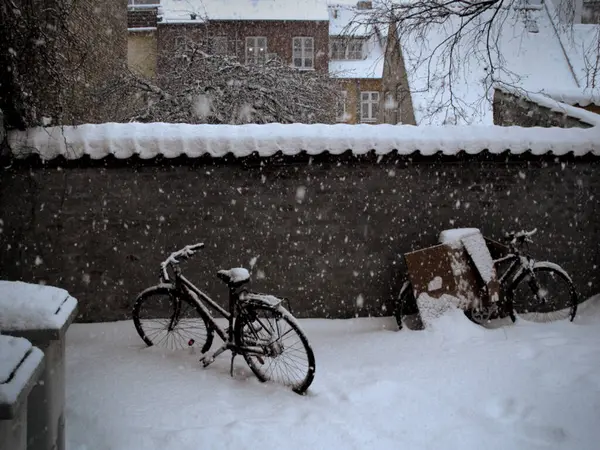 Χιόνι Καταιγίδα Και Ποδήλατο Υπαίθρια Από Ένα Σπίτι Ακίνητα Κτίρια — Φωτογραφία Αρχείου