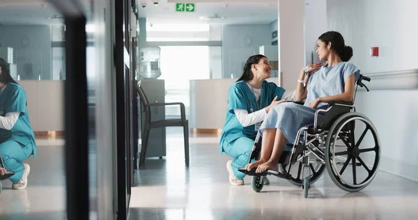 Médico Feliz Paciente Cadeira Rodas Mulheres Conversando Consultoria Aconselhamento Motivação — Fotografia de Stock