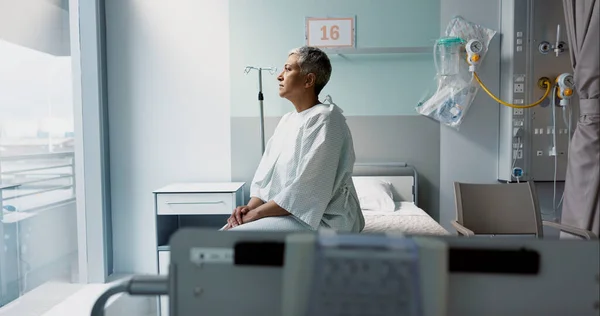 Triste Paciente Pensando Hospital Com Janela Estresse Ansiedade Medo Câncer — Fotografia de Stock