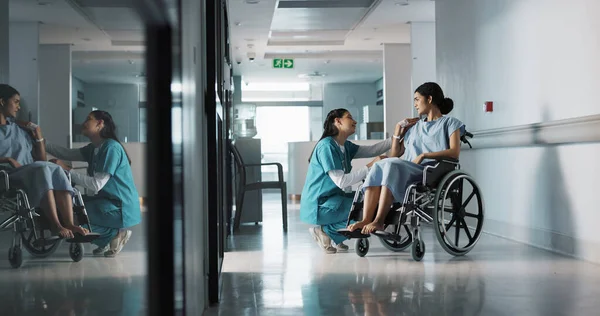 Enfermeira Feliz Paciente Cadeira Rodas Pessoas Conversando Consultoria Aconselhamento Motivação — Fotografia de Stock