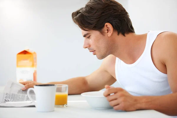 Thuis Ontspannen Man Met Ontbijt Krant Informatie Met Voedsel Glimlach — Stockfoto