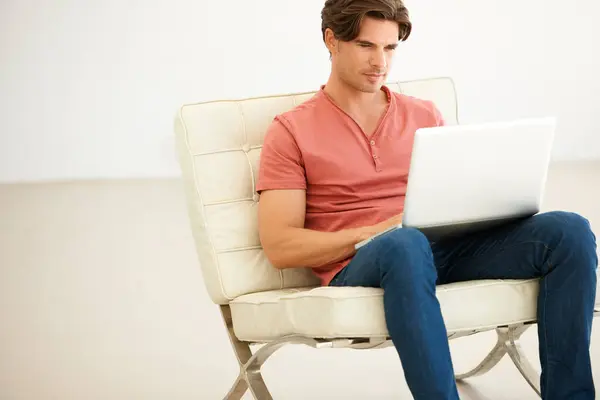 Homem Trabalho Remoto Digitação Com Laptop Sofá Para Mídias Sociais — Fotografia de Stock