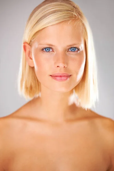Cosméticos Belleza Retrato Estudio Mujer Con Piel Suave Brillante Brillo —  Fotos de Stock