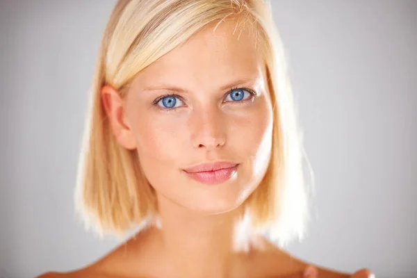 Skincare Potret Wajah Dan Studio Wanita Dengan Kosmetik Wajah Bersinar — Stok Foto