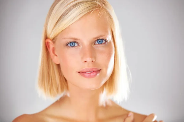Belleza Retrato Facial Mujer Estudio Con Brillo Cosméticos Faciales Brillo —  Fotos de Stock