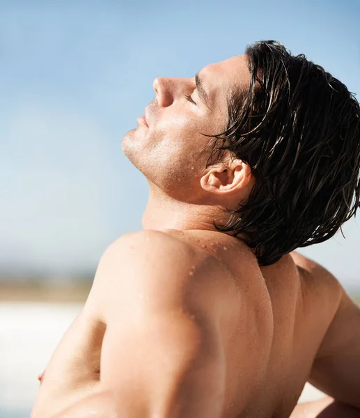 Outdoor Sole Uomo Con Vacanza Spiaggia Abbronzatura Con Pausa Fuga — Foto Stock
