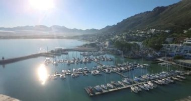 Liman, okyanus ve tekne şehirlerin insansız hava aracı, dağlar ve tatil evleri seyahat, konukseverlik ya da tatil geçmişi için. Limandaki yat manzarası, Cape Town plajı veya Güney Afrika 'daki yaz turizmi..