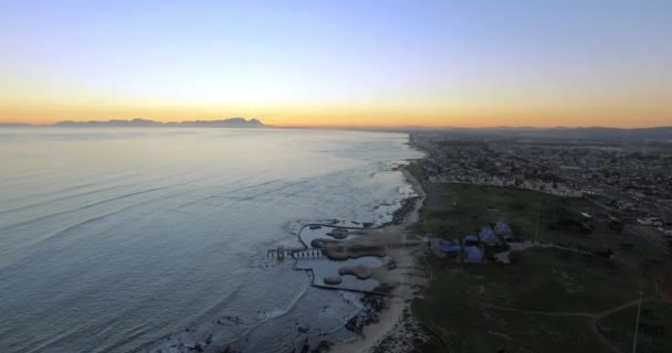 Západ Slunce Vzdušné Město Pobřeží Mořem Pláží Městem Bezpilotním Výhledem — Stock video
