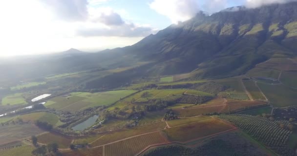 Βουνό Ουρανό Και Γεωργία Ένα Αγρόκτημα Στην Ύπαιθρο Για Βιωσιμότητα — Αρχείο Βίντεο