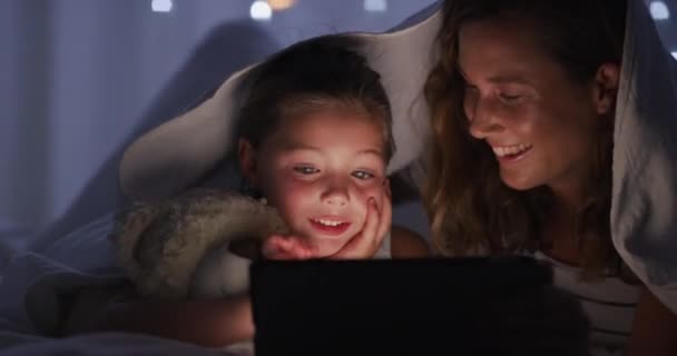 妈妈和女孩带着平板电脑 带着微笑和带着连接 笑和带着喜悦的数码应用 带着科技的家庭 妈妈和孩子 用社交媒体的毛毯和家 放松和上网 — 图库视频影像