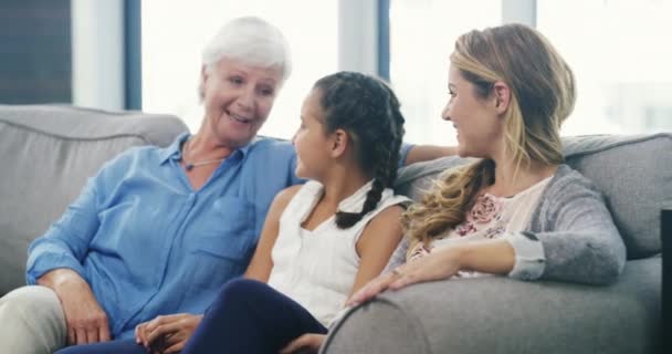 Familia Amor Generaciones Mujeres Divertidas Sofá Sala Estar Casa Juntos — Vídeos de Stock