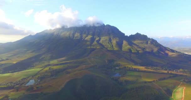 Drone Naturaleza Montaña Tierra Con Presa Agua Campo Con Medio — Vídeos de Stock