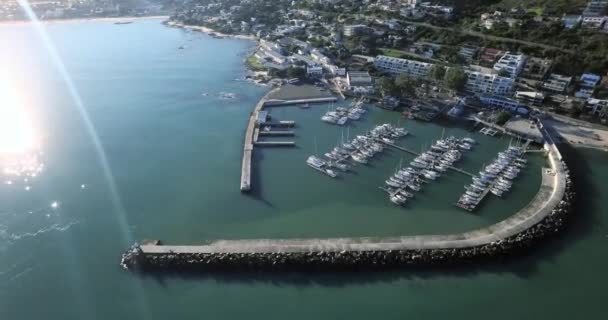 Kikötő Tenger Csónak Drón Város Hegyek Nyaralók Utazási Vendéglátás Vagy — Stock videók