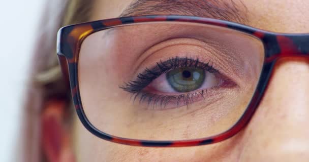 Brýle Optické Portrétní Detailní Záběr Ženy Studiu Zelenýma Očima Zornicemi — Stock video