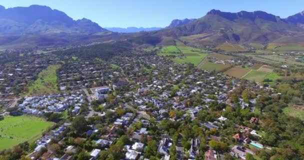 Drone Paisagem Urbana Edifícios Bairro Com Montanhas Para Desenvolvimento Urbano — Vídeo de Stock