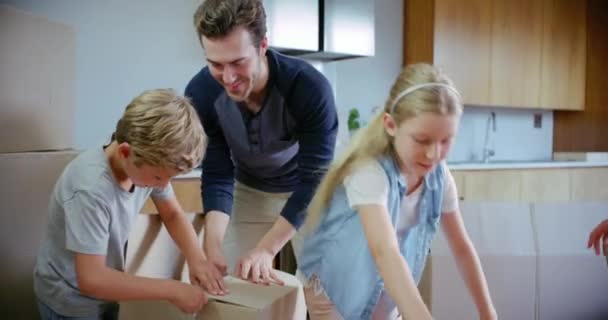 Nuevo Hogar Padres Hijos Con Caja Para Casa Hipoteca Bienes — Vídeo de stock