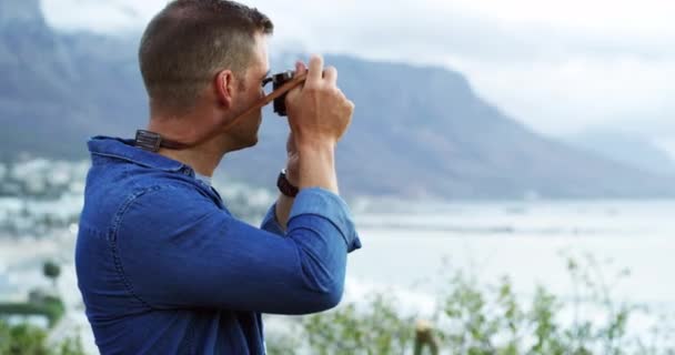 カメラ カメラマン ビュー テクノロジー キャプチャで旅行する男 休日のクリエイティブ アウトドアを持つ人 観光客 — ストック動画