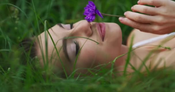 Χόρτο Μυρωδιά Και Γυναίκα Λουλούδι Πρόσωπο Και Φύση Ήλιο Χαλάρωση — Αρχείο Βίντεο