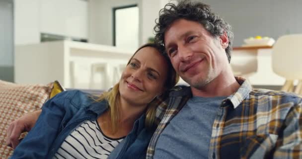 Çiftler Gülün Film Izleyin Mutlu Kablolu Şovu Evdeki Kanepede Komedi — Stok video
