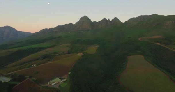 Vue Aérienne Campagne Paysage Ferme Nature Montagnes Par Ciel Bleu — Video