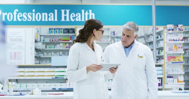 Apotheke Apotheker Und Tabletten Für Teamarbeit Medizinisches Inventar Und Gesundheitswesen — Stockvideo