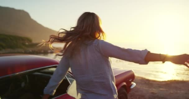 Ταξίδι Ελευθερία Και Γυναίκα Αυτοκίνητο Στην Παραλία Ηλιοβασίλεμα Και Γιορτή — Αρχείο Βίντεο