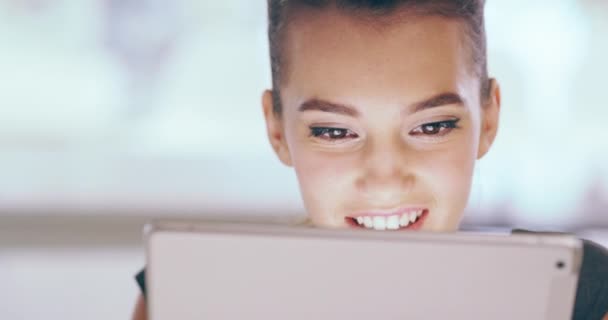 Glad Medarbejder Læse Chat Med Tablet Kontor Eller Arbejdsplads Med – Stock-video