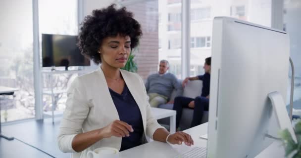 Mujer Feliz Negro Relajarse Con Café Oficina Con Calma Respiración — Vídeos de Stock