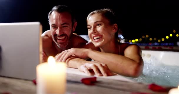 Vířivka Notebook Video Hovor Pár Zásnubní Prsten Svatební Oznámení Mávat — Stock video