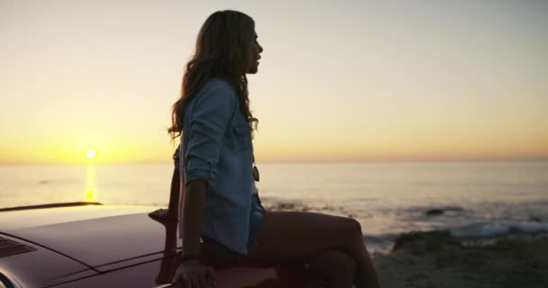 Kobieta Zrelaksować Się Podróżować Samochodem Plaży Zachód Słońca Święto Szczęścia — Wideo stockowe