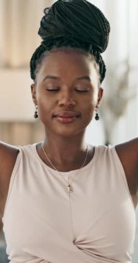 Yoga, yüz ve zenciyle oturma odasında, sağlık ve sağIık için bekleyen siyah bir kadın. Portre, egzersiz ve meditasyon. Dairesinde mutlu bir gençle birlikte. Huzur ve farkındalık için..