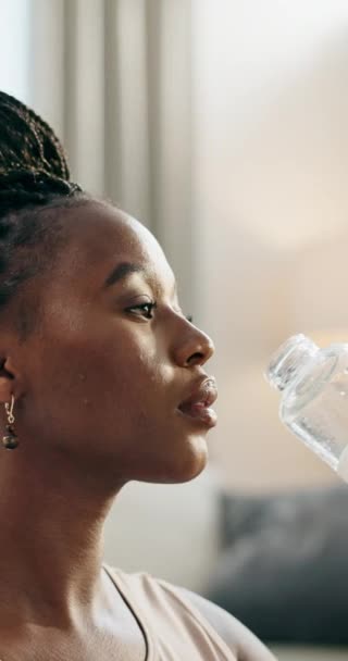 Pause Fitness Und Schwarze Frau Trinken Wasser Einem Haus Aus — Stockvideo