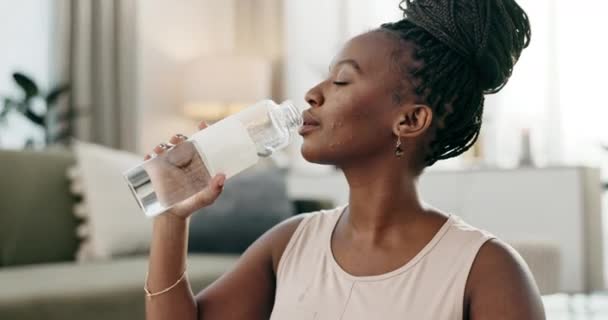 Упражнения Черная Женщина Питьевая Вода Бутылке Доме Здоровое Питание Оздоровление — стоковое видео