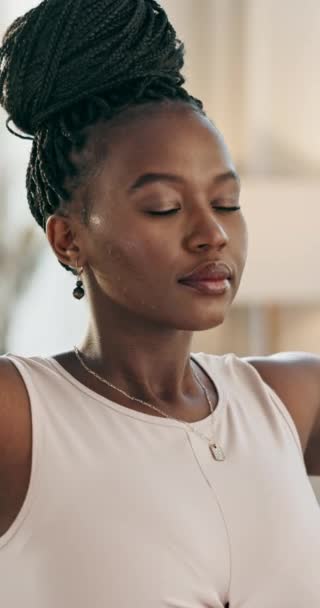 Йога Молитва Або Обличчя Чорної Жінки Медитації Домашній Студії Здоров — стокове відео