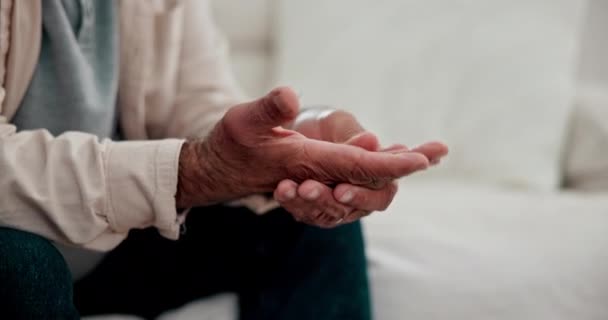 Masseer Vingers Pijn Artritis Ziekte Ziekte Huiskamer Close Raak Handen — Stockvideo