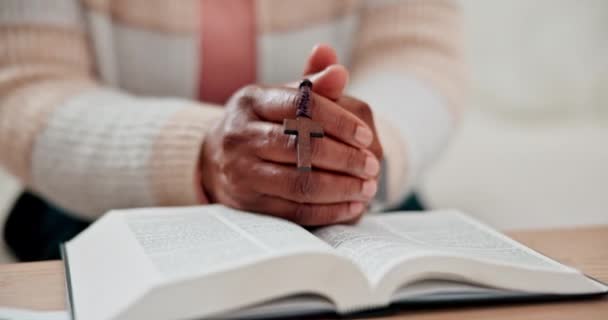 Ręce Modlitwa Biblia Krzyż Dla Uwielbienia Bóg Chrześcijanin Domu Bliska — Wideo stockowe
