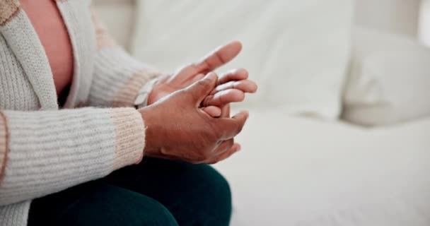 按摩双手 关节炎 疾病的特写 在家里客厅里 触摸手指 发炎及受伤妇女 肌肉纤维肌痛或类风湿 健康问题或骨质疏松症 — 图库视频影像