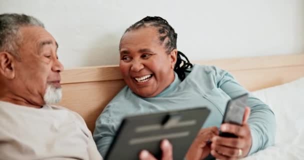 Szczęśliwa Para Seniorów Telefon Tablet Łóżku Dla Mediów Społecznościowych Nawiązywanie — Wideo stockowe