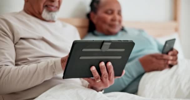 Руки Технологии Пожилая Пара Постели Печатают Разговаривают Вместе Утром Tablet — стоковое видео