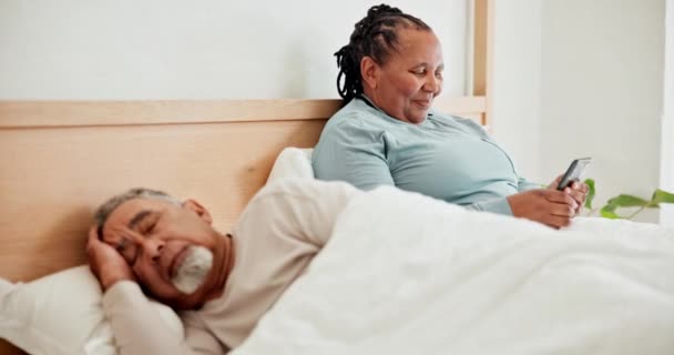 Pasangan Senior Telepon Dan Wanita Sms Samping Pria Tidur Dengan — Stok Video