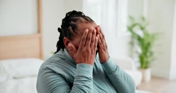 Mulher Africana Cansada Esfregue Rosto Aposentadoria Com Fadiga Saúde Mental — Vídeo de Stock