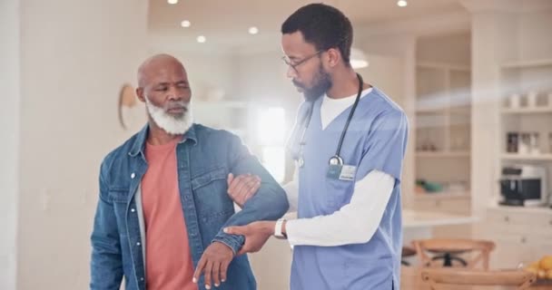 Anciano Paciente Enfermero Ayuda Con Caminata Apoyo Cuidado Ancianos Salud — Vídeos de Stock
