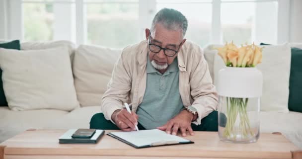 保险文件和一个老年人计划在他公寓客厅的沙发上 由老年人负责支付投资款项的纸张 文字和家庭资金 — 图库视频影像