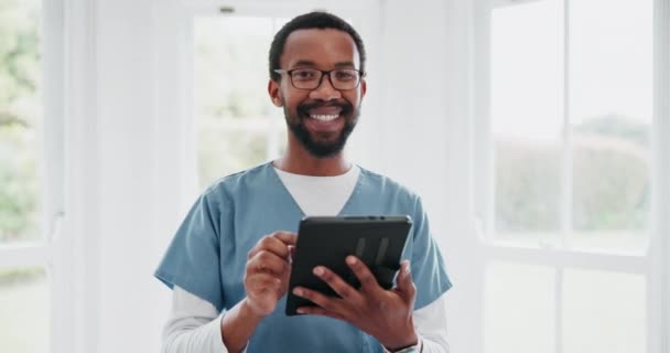 Lachen Tablet Een Zwarte Man Fysiotherapeut Een Kliniek Gezondheidszorg Behandeling — Stockvideo